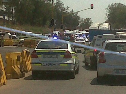 @Liezlmac tweeted: C/O R101 and Maxwell. Heavy police presence with helicopter and ambulances. Many spectators #N1shooting www.twitter.com
