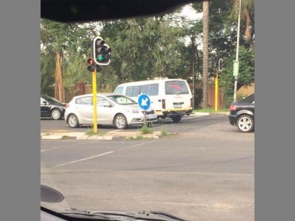 Stranded... The stationary taxi is facing oncoming traffic in Hyde Park. Picture: @warrendugmore