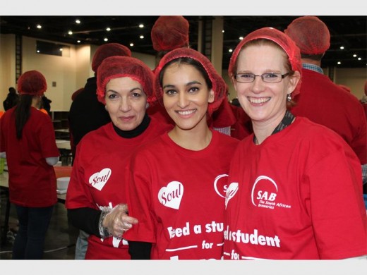 Happy... Mena Santos, Nikita Daya and René Kohler-Thomas on the assembly line.