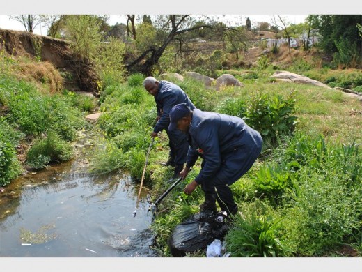 Nkululeko Ndlovu and Marcus Thomas of Ghost Squad Security do their part.