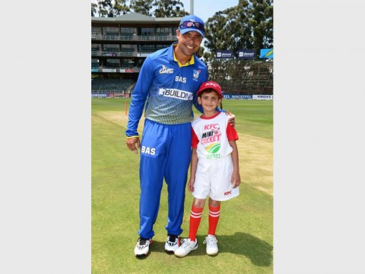 Justin Ontong with Laylaa Whyte of Apax School at the recent KFC Mini-Cricket programme at the Wanderers.
